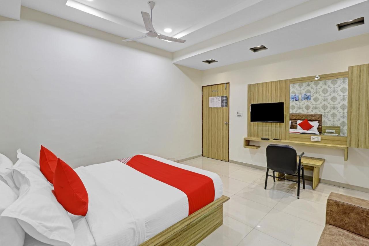 Oyo Flagship 86605 Hotel The Meriton Ahmedabad Exterior foto