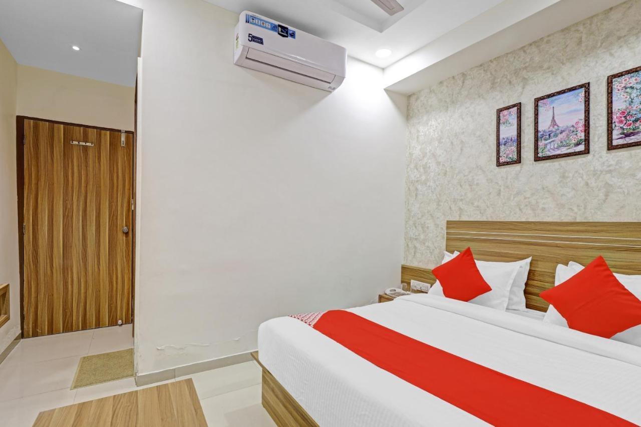 Oyo Flagship 86605 Hotel The Meriton Ahmedabad Exterior foto